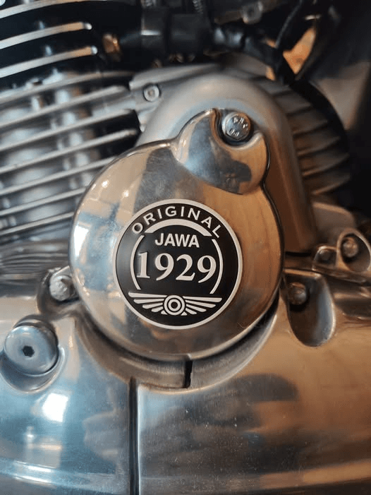 Emblemat ORIGINAL JAWA 1929 na osłonie silnika
