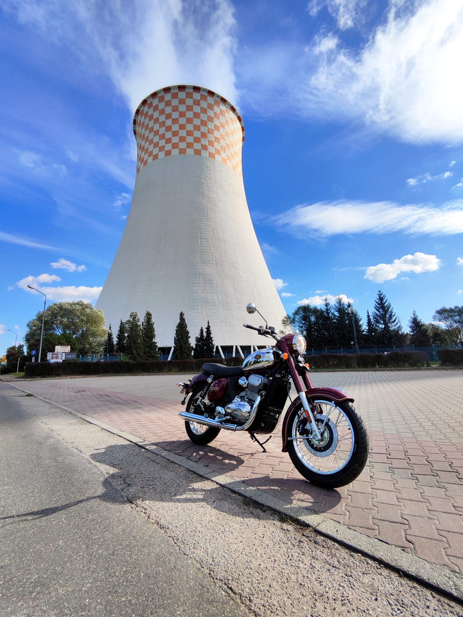 Jawa 350 CL na tle przemysłowej chłodni kominowej na Śląsku