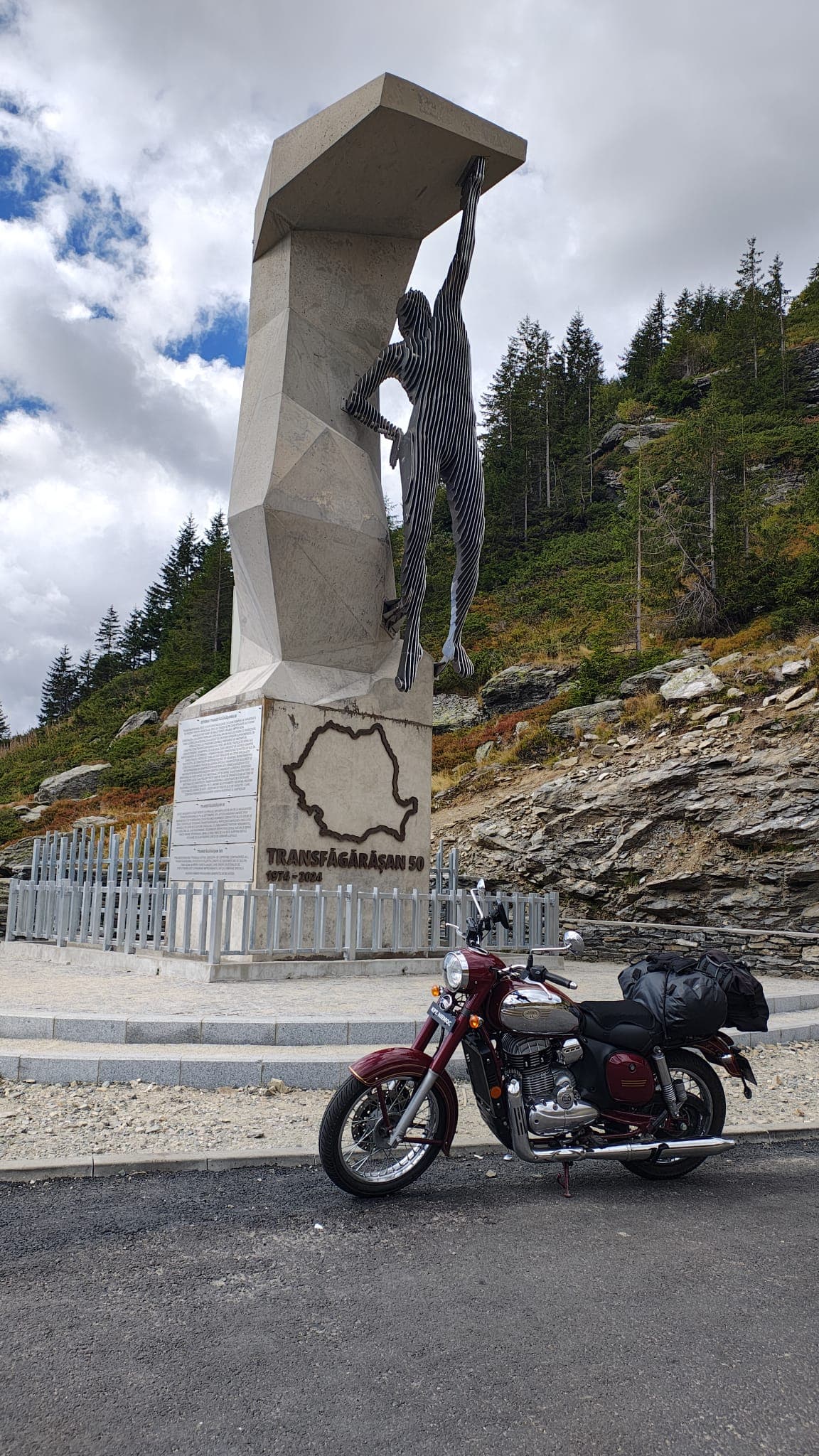 Jawa 300 CL przed monumentem upamiętniającym budowę Drogi Transfogaraskiej
