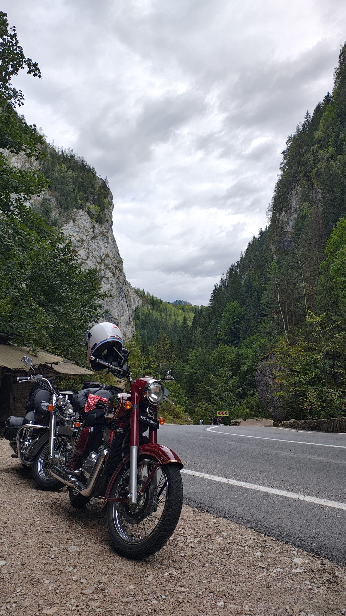 Motocykle na poboczu drogi pośród stromych ścian Wąwozu Bikaz