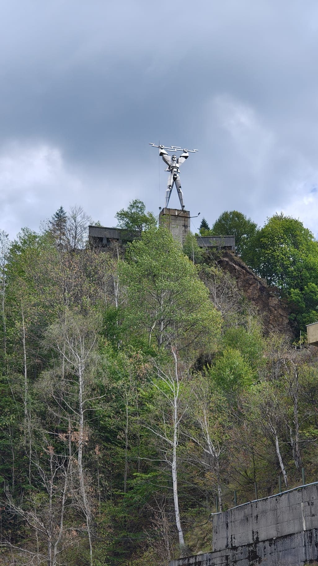 Monument Wielkiego Elektryka na skale nad zaporą Vidraru